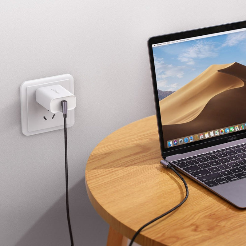 Ugreen USB-C na USB-C kabel US323 Kutni 60W 3A 1m crni