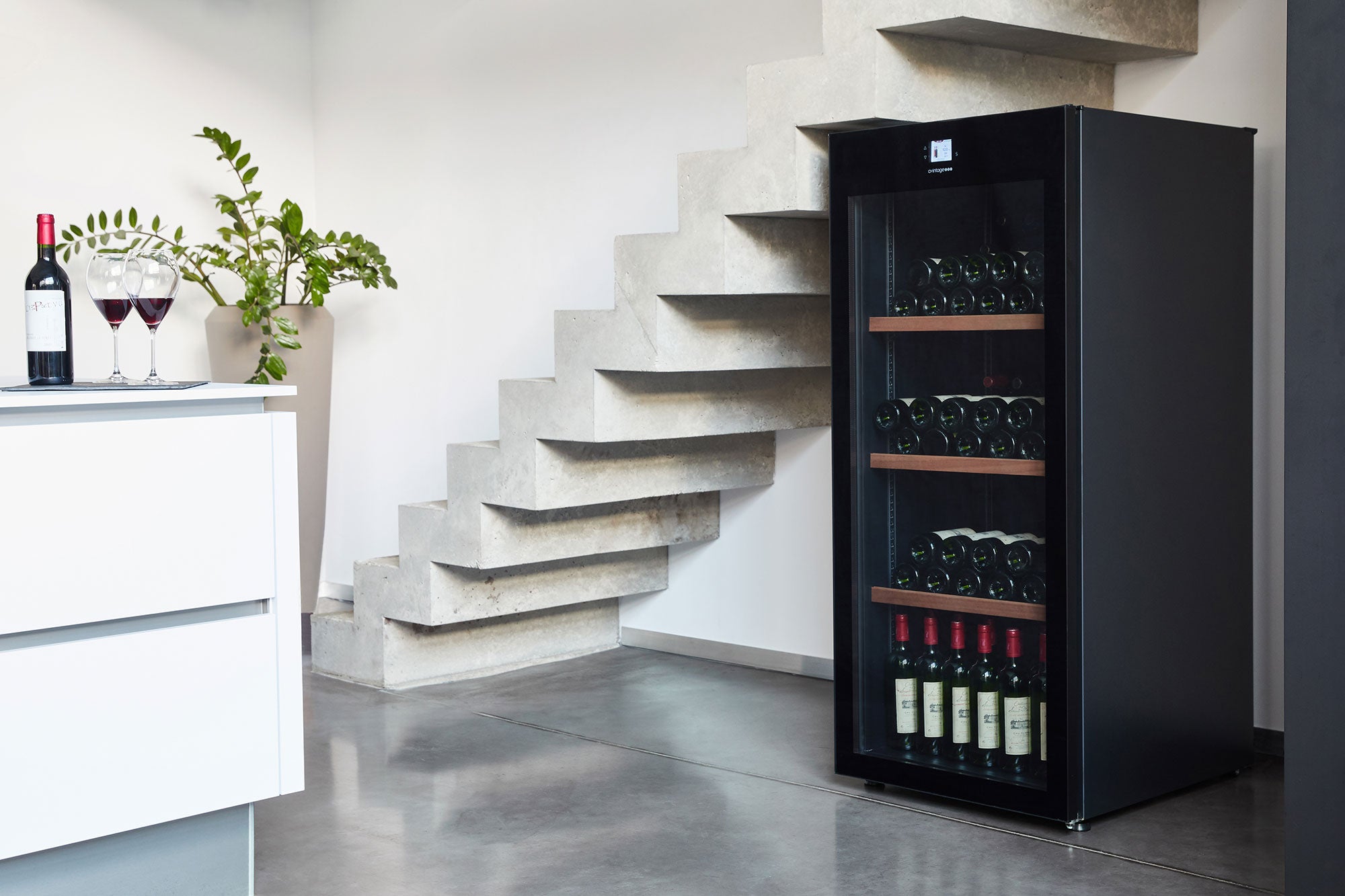 Hladnjak za vino Avintage DVP180G
